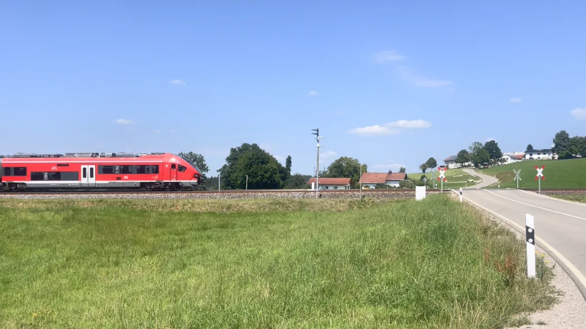 Dieselzug RB 73 am Bahnübergang